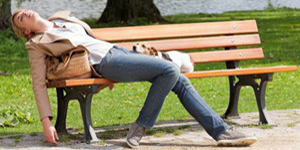 Mujer Cansancio Agotada Banca Parque
