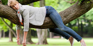 Mujer Acostada Rama Arbol Cansancio Agotamiento Fatiga Debilidad Astenia