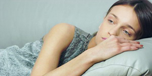 Mujer Cama Cansancio Agotamiento Fatiga Debilidad Astenia