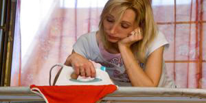 Mujer Planchando Cansancio Agotamiento Fatiga Debilidad Astenia