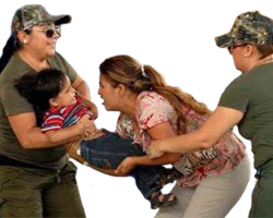 Policias Llevandose Niña Madre Luchando