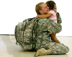 Mujer Militar Llorando Encuentra Hija