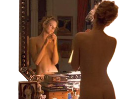 Mujer Espejo Desvalorizada Senos Muy Pequeños