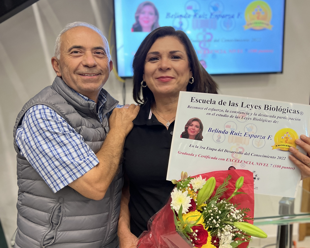 Esposo Diploma 2022 Graduada Excelencia Belinda Ruiz Esparza Flores Escuela 5 Leyes Biologicas