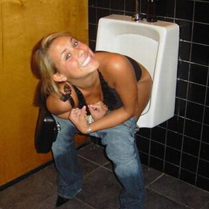DHS Mujer Sorprendida Baño Hombres