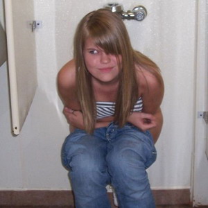 DHS Chica Sorprendida Baño Hombres