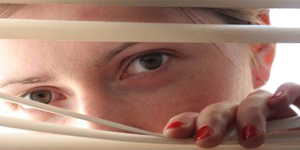 Mujer Vigilando Delirio Persecusion Paranoia Constelacion Cerebral Visual Fronto Occipital