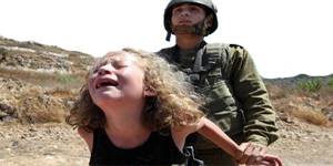 Chica Gritando Soldado Sosteniendola Constelacion Territorial Histerica