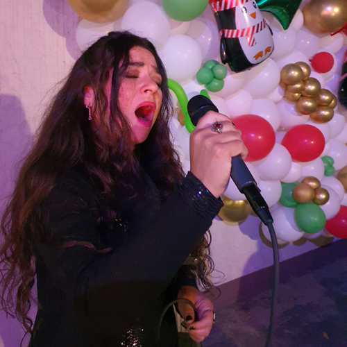 Cantante Posada Navideña Evento 2021 Escuela 5 Leyes Biologicas
