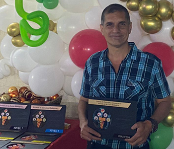 Andres Perez Andy Entrega Reconocimiento Academico Director Escuela 5 Leyes Biologicas