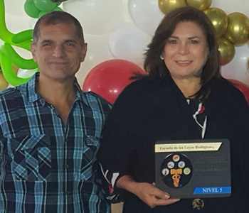 Belinda Ruiz Esparza Flores Entrega Reconocimiento Academico Nivel 5 Escuela 5 Leyes Biologicas