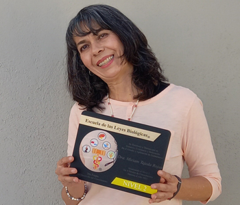 Miriam Tejeda Rojas Entrega Reconocimiento Academico Nivel 2 Escuela 5 Leyes Biologicas