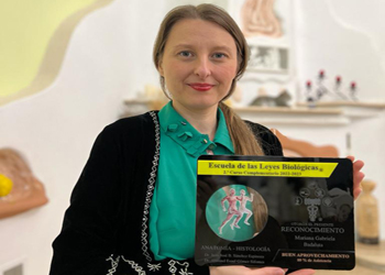Mariana Gabriela Badaluta Entrega Reconocimiento Curso Anatomia Histologia Escuela 5 Leyes Biologicas