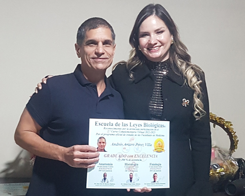 Andres Perez Entrega Diploma Graduado Curso Anatomia Fisiologia Histologia Escuela 5 Leyes Biologicas