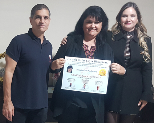 Claudia Ruiz Rodriguez Entrega Diploma Graduado Curso Anatomia Fisiologia Histologia Escuela 5 Leyes Biologicas