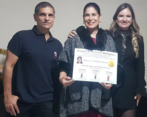 Monica Cecila Sandoval Valencia Entrega Diploma Graduado Curso Anatomia Fisiologia Histologia Escuela 5 Leyes Biologicas