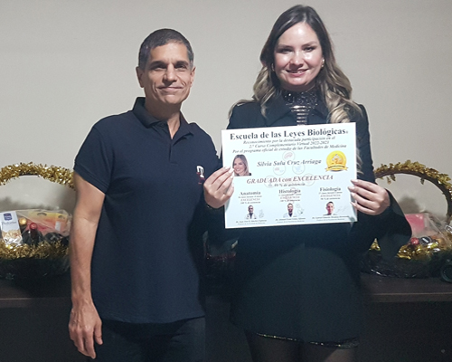 Silvia Sulu Cruz Arriaga Entrega Diploma Graduado Curso Anatomia Fisiologia Histologia Escuela 5 Leyes Biologicas