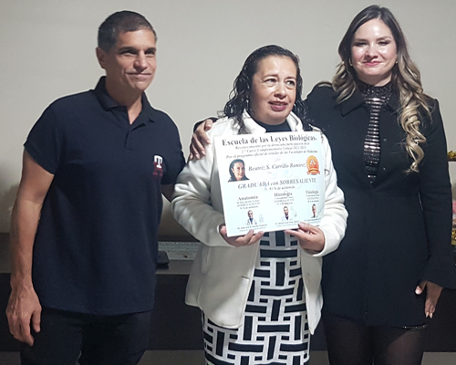 Beatriz Soledad Carrillo Ramirez Entrega Diploma Graduado Curso Anatomia Fisiologia Histologia Escuela 5 Leyes Biologicas