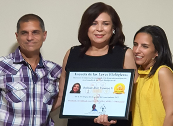 Entrega Diploma Graduada Belinda Ruiz Esparza Flores Primer Evento 2022 Escuela 5 Leyes Biologicas