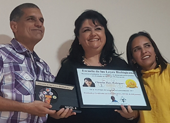 Entrega Diploma Graduada Claudia Ruiz Rodriguez Primer Evento 2022 Escuela 5 Leyes Biologicas