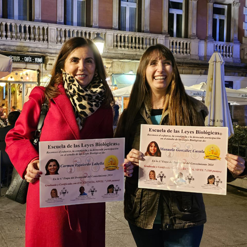 Maria Carmen Izquierdo Labella Manuela Gonzalez Casula Graduadas2024 Escuela 5 Leyes Biologicas Diploma