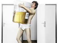 Hombre Cargando Frasco Orina Estudio
