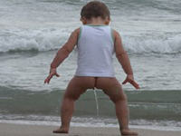 Niño Orinando Playa
